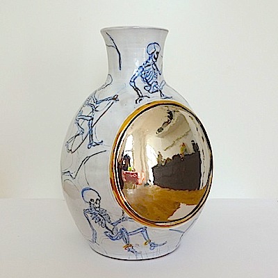 Rosi Steinbach: Totentanz Vase /Kaleidoskop, 2015, 
Keramik, glasiert, Gold- und Platin-LÃ¼ster, 28 x 19 x 17 cm
/Courtesy Josef Filipp Galerie